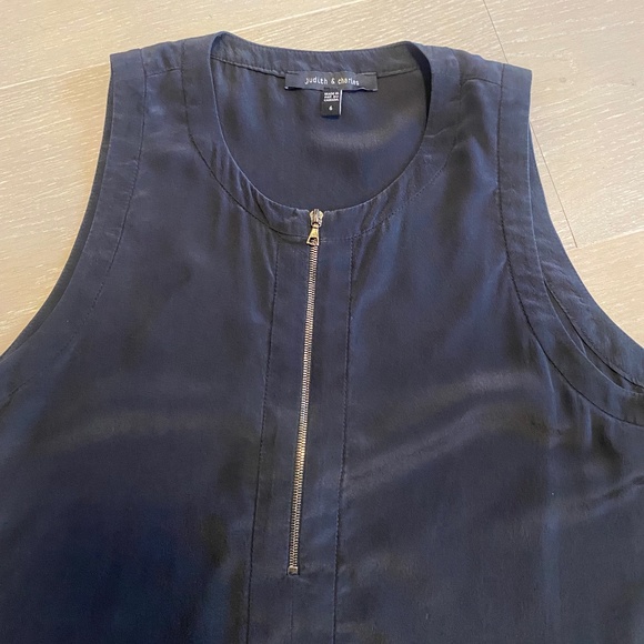 JUDITH & CHARLES black silk shell with front zipper detail, size 6 - Picture 4 of 8